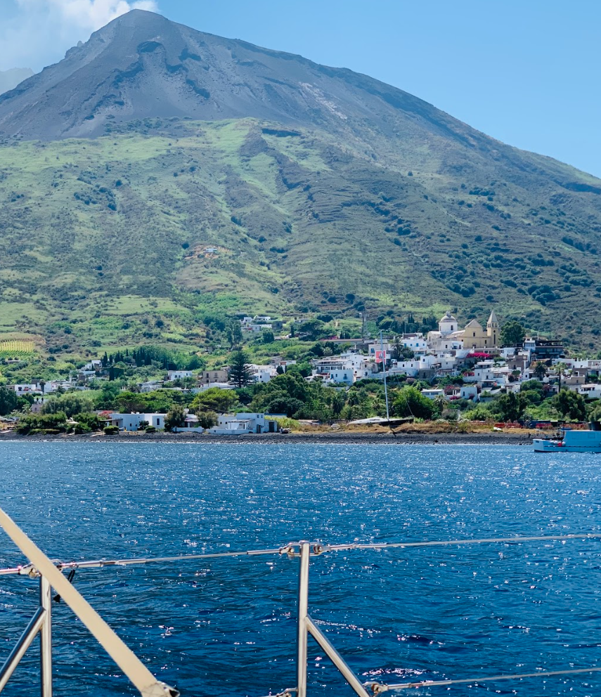 Stromboli: alla scoperta dell’isola eoliana e dell’anima di “Iddu”